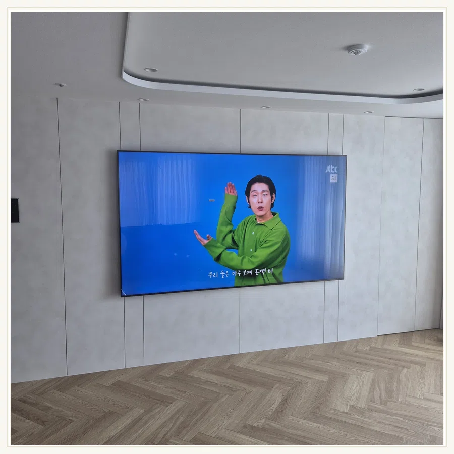 수지 벽걸이TV 설치 사진 — 브라켓 호환·교체 기준 참고 장면
